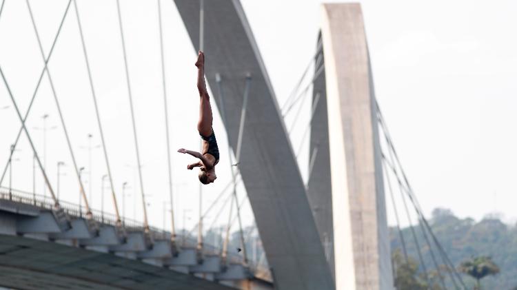 Atletas saltam da Ponte JK, em Brasília, durante Campeonato Mundial Júnior de High Diving