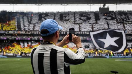 John Textor fotografa torcedores do Botafogo antes de jogo contra o São Paulo -  FILIPE REVELES/AGÊNCIA O DIA/AGÊNCIA O DIA/ESTADÃO CONTEÚDO