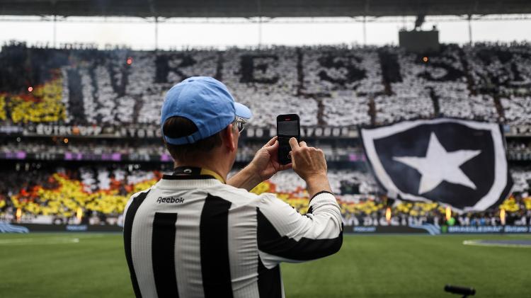 John Textor fotografa torcedores do Botafogo antes de jogo contra o São Paulo