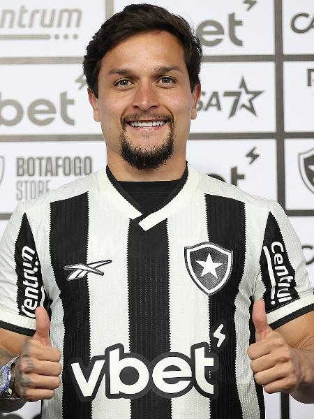 Artur é apresentado no Botafogo: jogador usará a icônica camisa 7 alvinegra