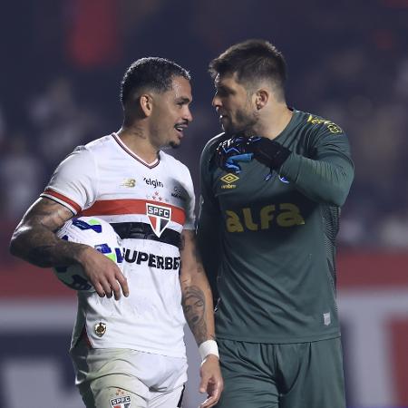 Luciano discute com Tiago Volpi na partida entre São Paulo e Grêmio pelo Campeonato Brasileiro 2025