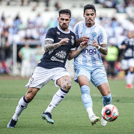 Jogadores de Remo e Paysandu brigam pela bola em jogo do Paraense - Marcos Junior/AGIF