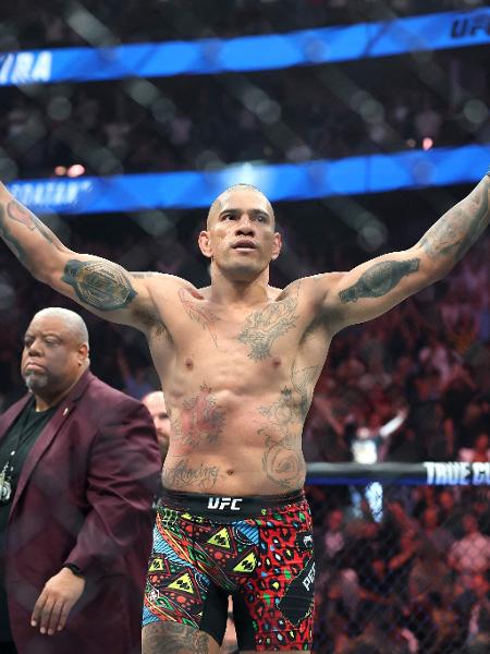 Alex Poatan comemora vitória sobre Magomed Ankalaev no UFC 320 Alex Poatan comemora vitória sobre Magomed Ankalaev no UFC 320