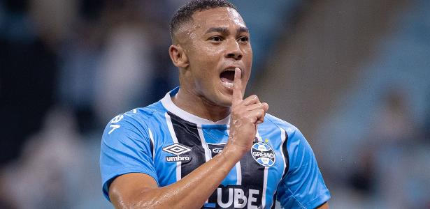 Grêmio vira sobre Botafogo e vence jogo de 8 gols com show de centroavante
