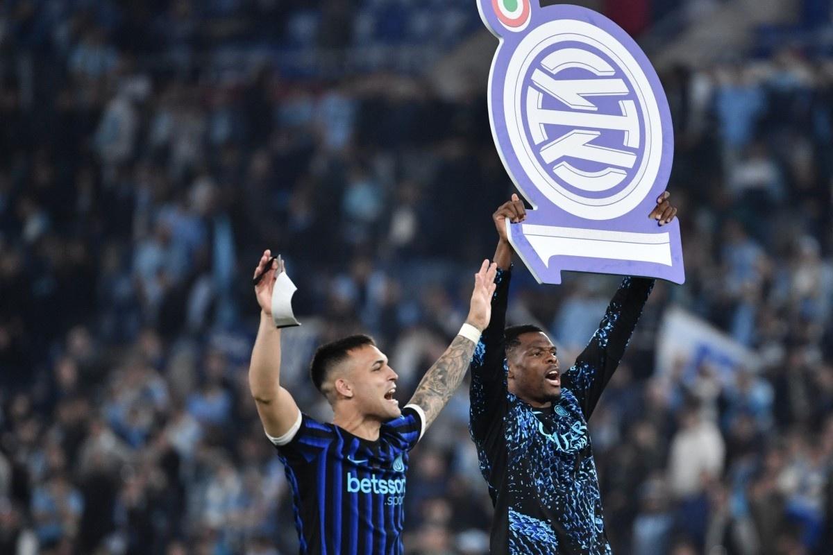 Lautaro Martínez e Denzel Dumfries, da Inter de Milão, comemoram título da Copa da Itália - undefined