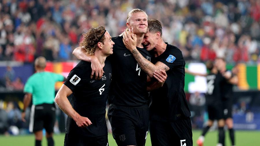 Time da Noruega celebrando terceiro gol contra o Senegal na Copa