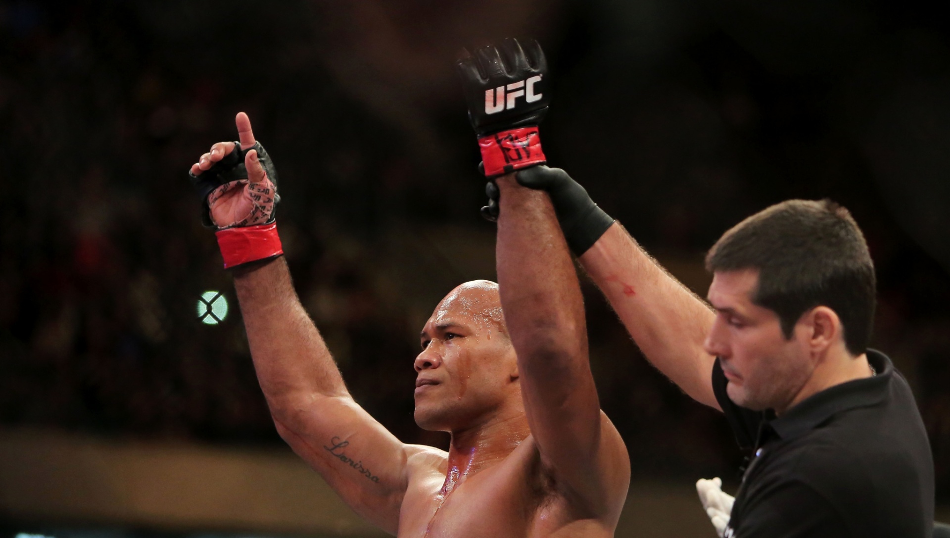 Ronaldo Jacaré comemora após vencer Vitor Belfort por nocaute técnico no primeiro round no UFC 198, em Curitiba - Heuler Andrey/UOL