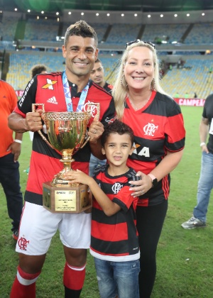 Ederson comemora o título carioca com a mulher Patrizia Pighini e o filho Alessandro - Gilvan de Souza/ Flamengo - Gilvan de Souza/ Flamengo