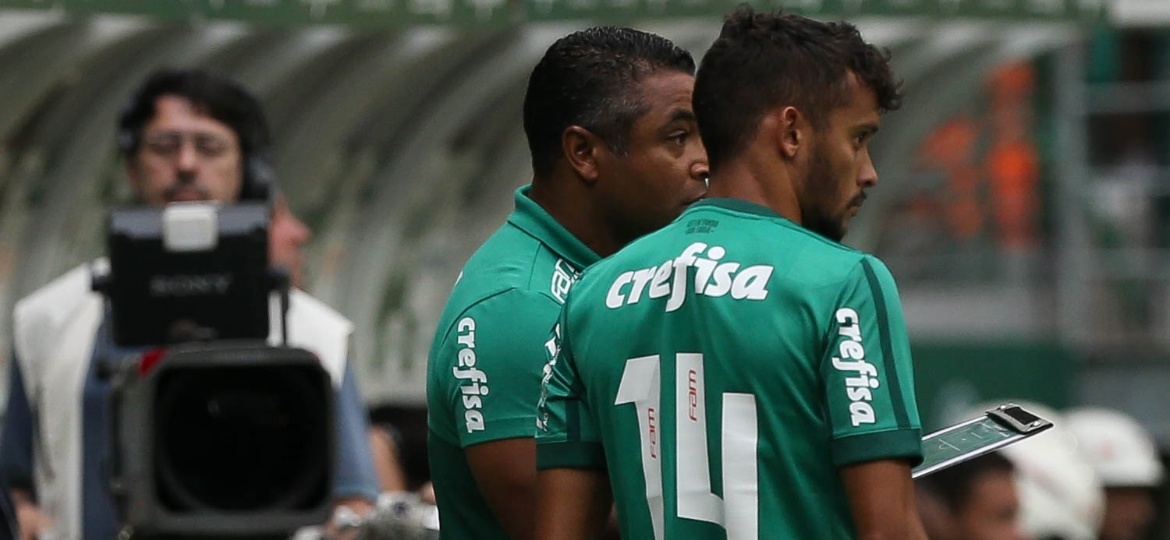 Scarpa conversa com Roger Machado antes de entrar em campo; por força da Justiça, meia não tem treinado no Palmeiras - Cesar Greco/Ag. Palmeiras/Divulgação