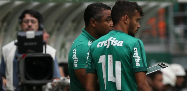 Scarpa conversa com Roger Machado antes de entrar em campo contra o Santos - Cesar Greco/Ag. Palmeiras/Divulgação