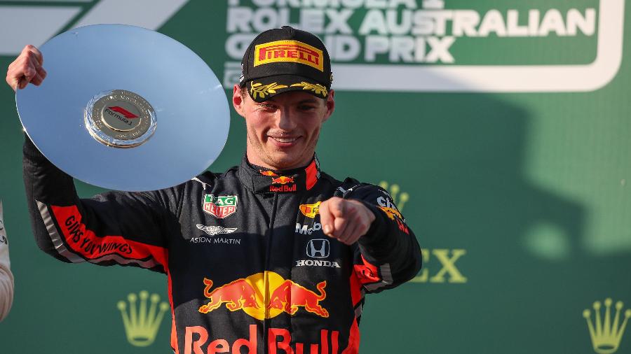 Max Verstappen exibe troféu de terceiro lugar no GP da Austrália - Xinhua/Bai Xuefei