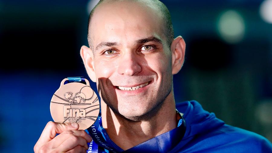 Nicholas Santos mostra o bronze dos 50m borboleta: brasileiro é o medalhista mais velho da história do Mundial de esportes aquáticos, aos 39 anos - Satiro Sodré/rededoesporte