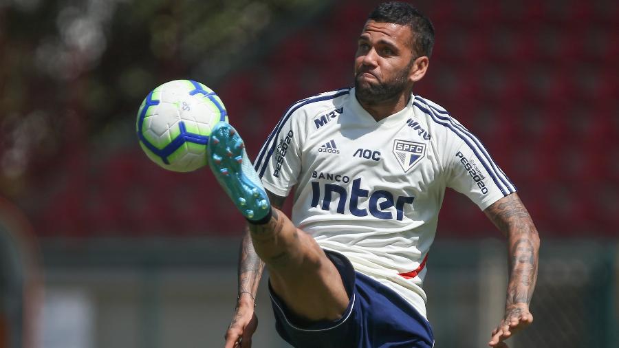 Daniel Alves domina bola durante treino do São Paulo - Marcello Zambrana/AGIF
