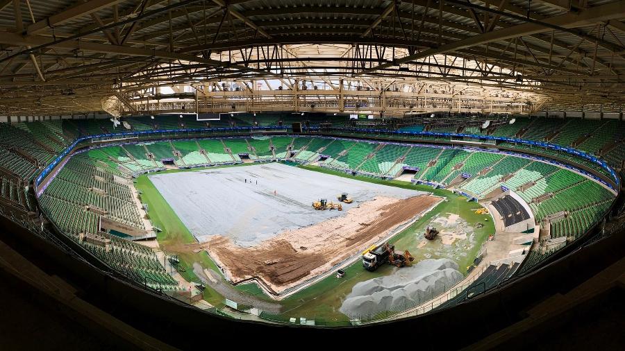 Ontem (17), funcionários começaram a colocar a camada de brita que funcionará como drenagem do gramado - Divulgação/Allianz Parque