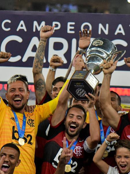 Everton Ribeiro, Diego Alves e Diego levantam o troféu de campeão da Taça Guanabara - Thiago Ribeiro/Agif