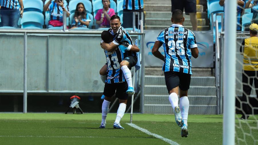 Pepê comemora gol que abriu placar em jogo matutino na Arena do Grêmio, em Porto Alegre - Maxi Franzoi/Maxi Franzoi/AGIF