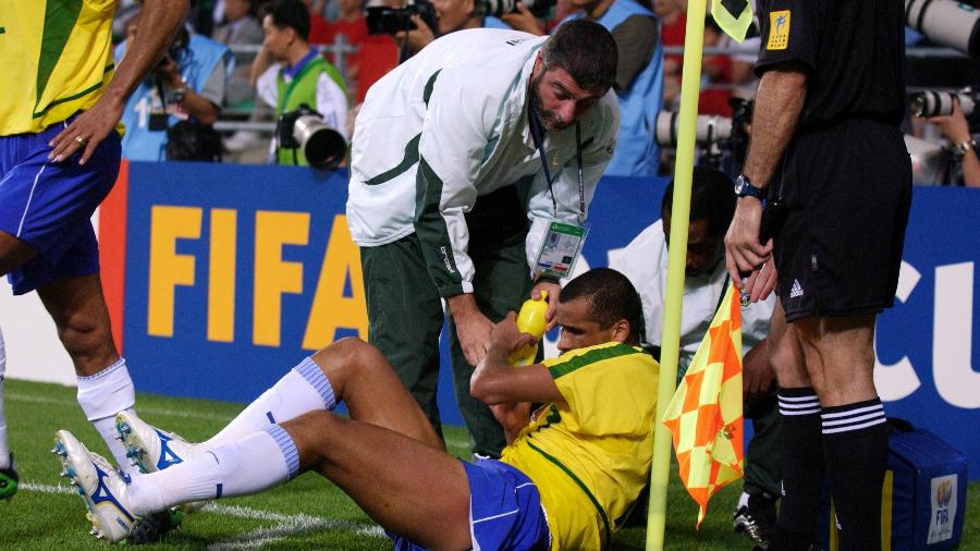 Rivaldo é atendido pelo médico da seleção José Luiz Runco durante a estreia brasileira em 2002 contra a Turquia - Tony Marshall/EMPICS via Getty Images