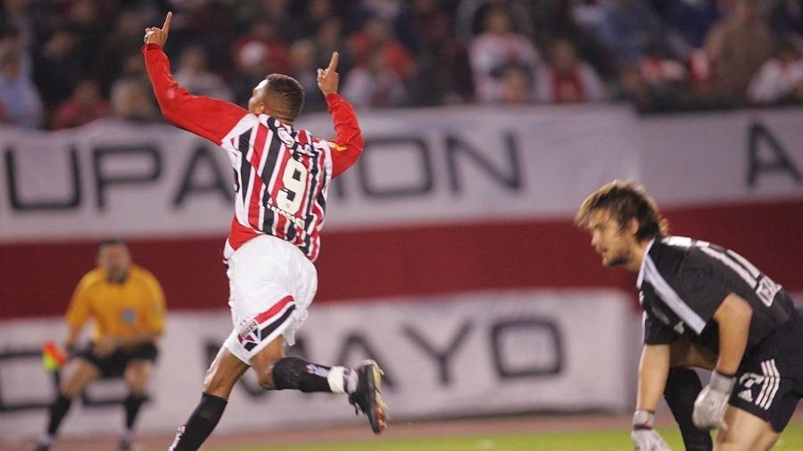 Amoroso marcou um dos gols da vitória do São Paulo sobre o River Plate na Argentina em 2005 - Reprodução/SPFC