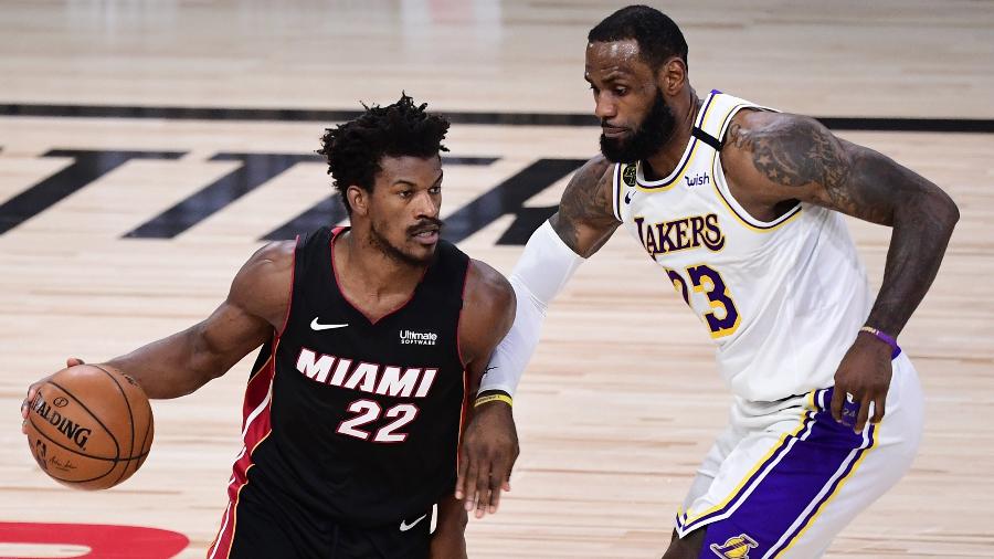 Jimmy Butler, do Miami Heat, ataca a marcação de LeBron James, do Cleveland Cavaliers - Douglas P. DeFelice/Getty Images North America/AFP