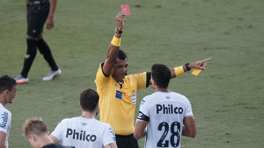 Lucas Veríssimo é expulso durante a partida entre Santos e Ceará - Ettore Chiereguini/AGIF