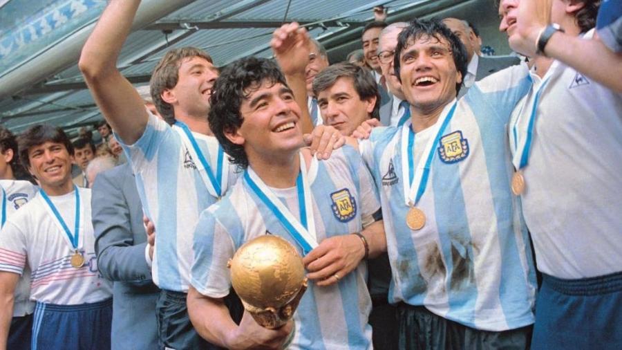 Maradona com a Copa em 1986 - Reprodução/Arquivo AFA