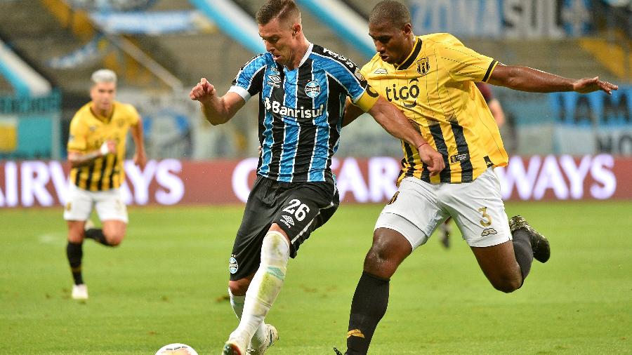 Diego Churin tenta comanda o ataque do Grêmio contra o Santa Cruz-RS - Silvio Avila - Pool/Getty Images