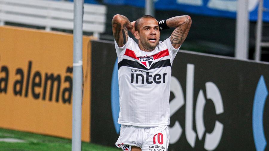 Daniel Alves se lamenta em jogo do São Paulo nesta temporada - Fernando Alves/AGIF