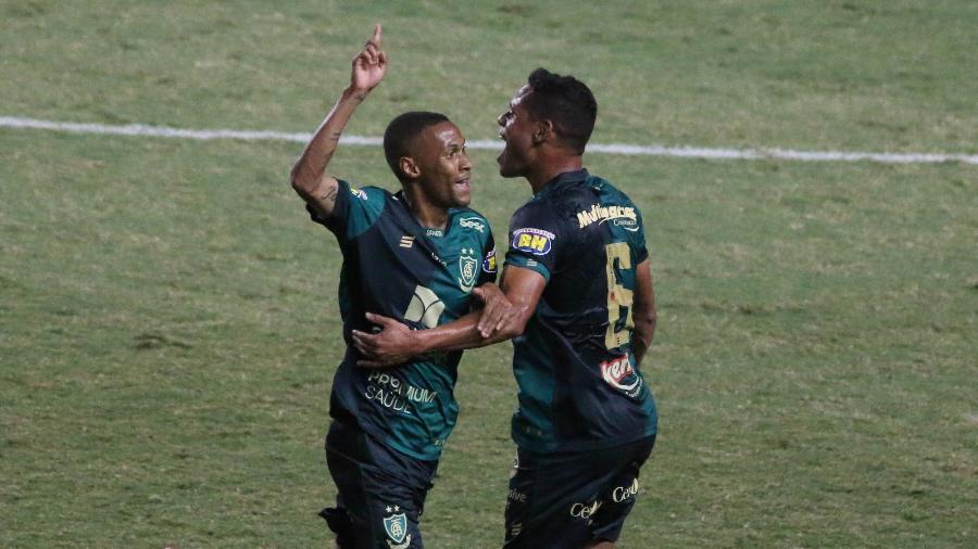 Ademir (à esq.) comemora gol marcado pelo América-MG contra o Avaí, em jogo da Série B 2020 - Fernando Moreno/AGIF