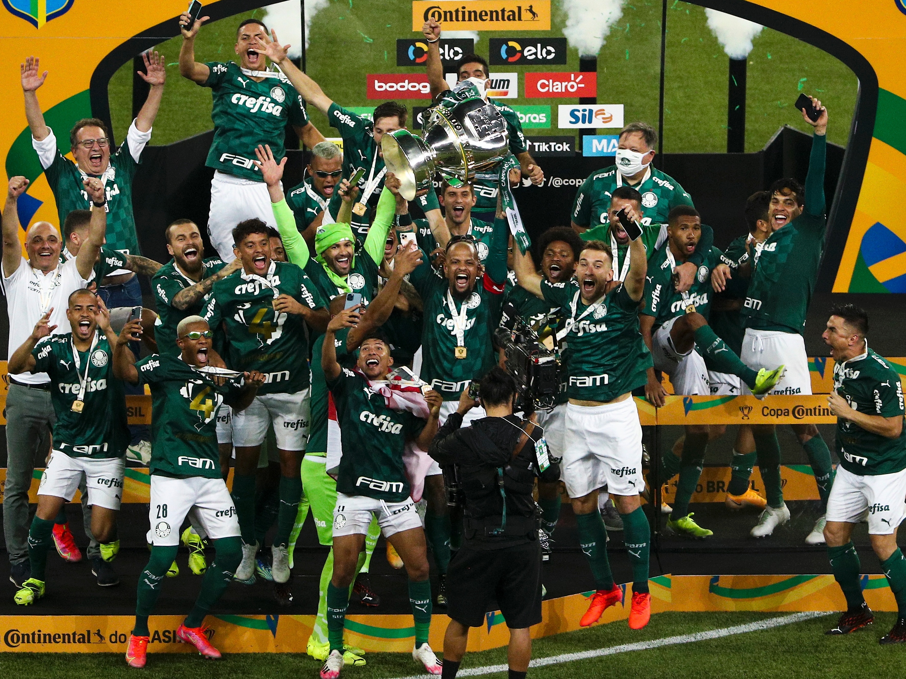 Ele fez coisas grandiosas”: Jogadores do Palmeiras dedicam título a Deus -  Guiame
