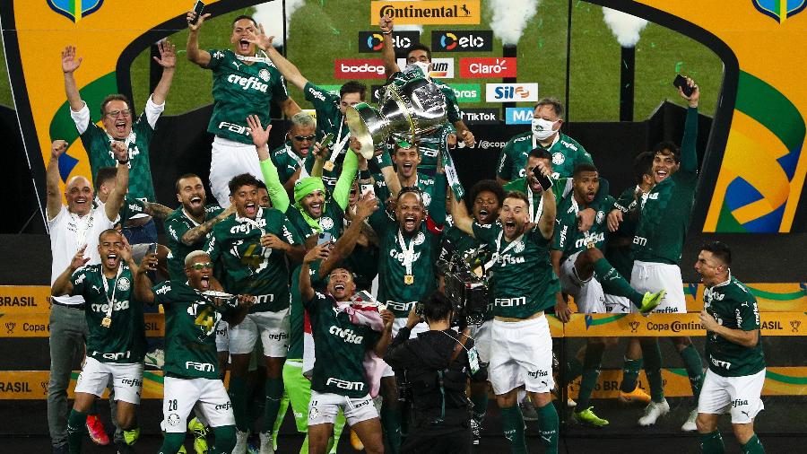 Jogadores do Palmeiras levantam troféu da conquista da Copa do Brasil - Buda Mendes/Getty Images