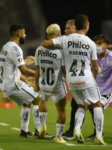 Jogadores do Santos comemoram gol contra o Deportivo Lara - Divulgação / Santos FC