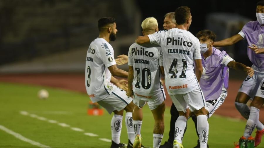 Jogadores do Santos comemoram gol contra o Deportivo Lara - Divulgação / Santos FC