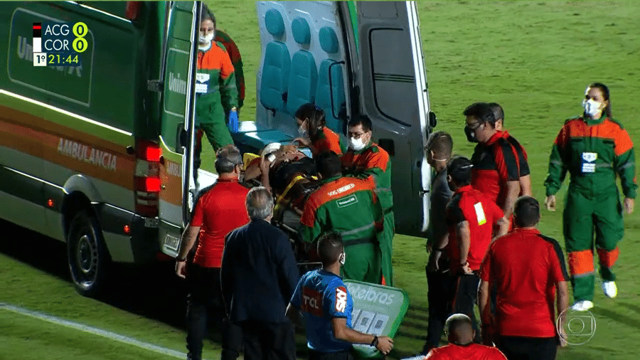 Igor Cariús foi encaminhado para um hospital de Goiânia após pancada na cabeça em Atlético-GO x Corinthians - Reprodução/TV Globo