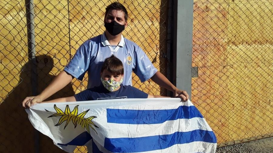 Conrado Deguer de Vargas e o pequeno José Augusto Gomes de Vargas esperam seleção do Uruguai - Marinho Saldanha/UOL