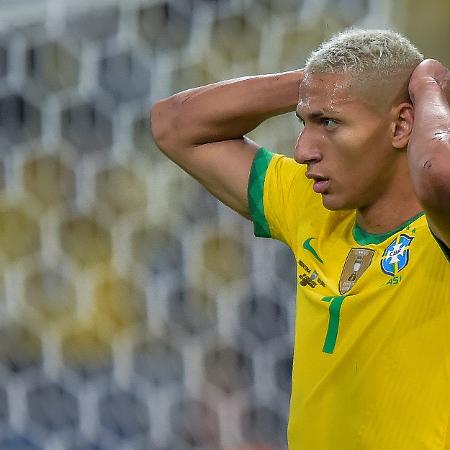 Richarlison lamenta após ter gol anulado por impedimento na final da Copa América entre Brasil e Argentina, no Maracanã - Thiago Ribeiro/Thiago Ribeiro/AGIF