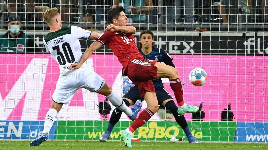 13.8.21 - Robert Lewandowski, do Bayern, marca na partida contra Moenchengladbach pelo Campeonato Alemão - INA FASSBENDER/AFP