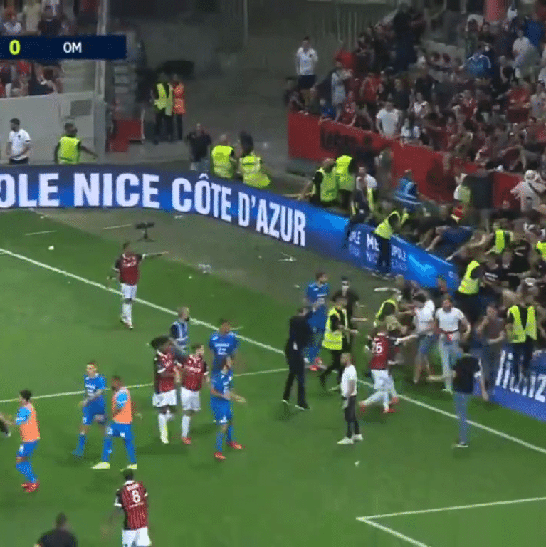 Torcedores do Nice atiram objetos no campo, invadem, brigam e param jogo  contra Olympique, futebol francês