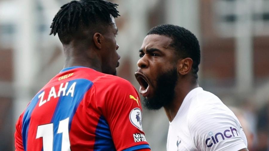 Tanganga, do Tottenham, foi para cima do atacante Zaha, do Crystal Palace - John Sibley/Reuters