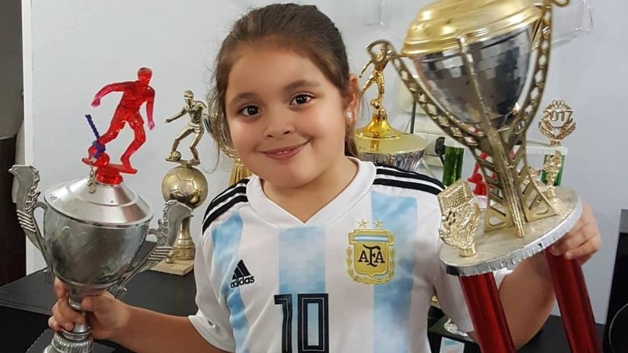 Felicita Flores, garota de 8 anos, que "desbancou" Messi e Neymar  - Instagram