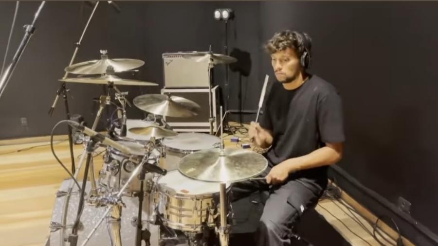Gustavo Scarpa, meia do Palmeiras, posta vídeo tocando bateria - Reprodução/Instagram