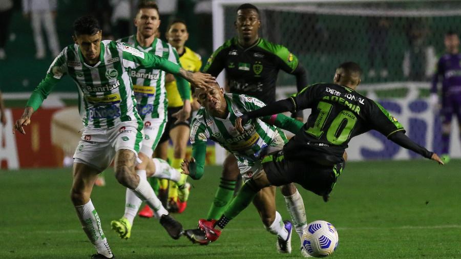 Ademir, do América-MG, sofre falta em jogo contra o Juventude - Luiz Erbes/AGIF