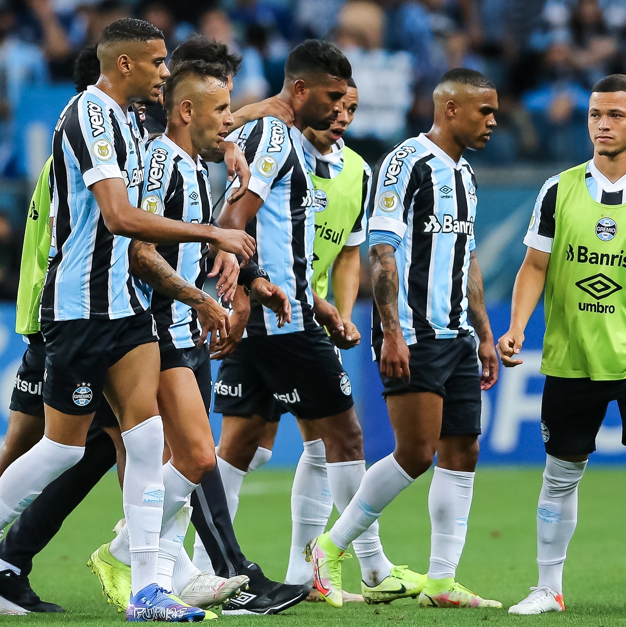 Atlético-MG se impõe, vence o Grêmio por 3 a 0 e entra no G4