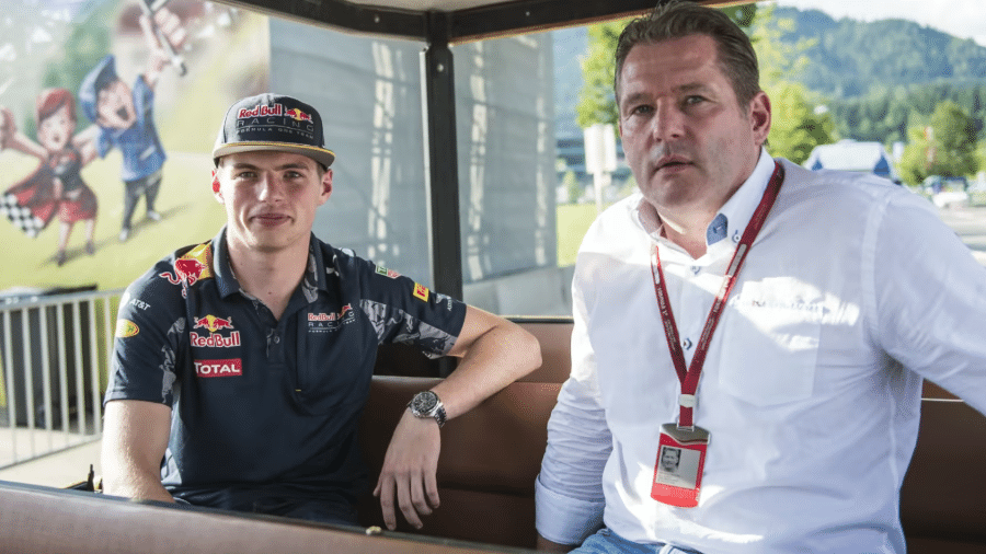 Jos e Max Verstappen, pai e filho, posam para foto durante GP de Fórmula 1 em 2016 - Sandro Zangrando/Red Bull Content Pool