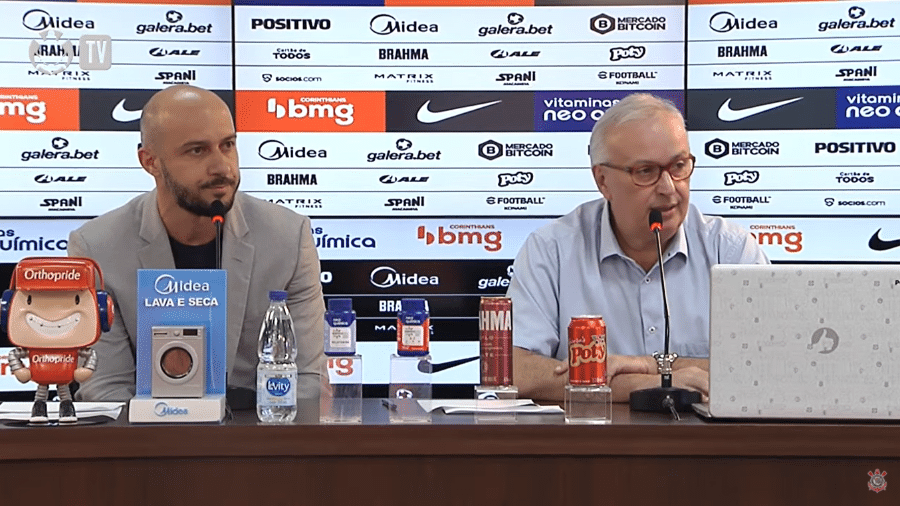 Alessandro Nunes e Roberto de Andrade, dirigentes do Corinthians, durante coletiva de imprensa - Reprodução/YouTube