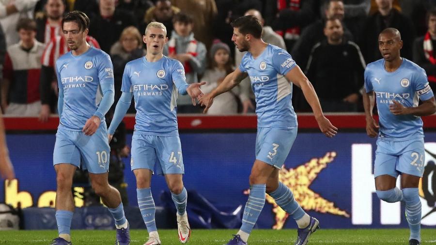 Jogadores do Manchester City comemoram gol de Foden em vitória sobre o Brentford no Inglês - Action Images via Reuters