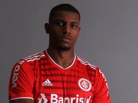 Wesley Moraes é apresentado como novo camisa 9 do Internacional e