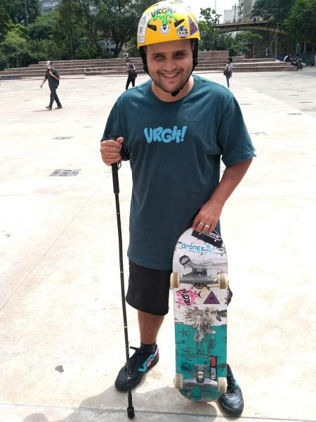 O skatista cego Fernando Araújo, que anda de skate com uma bengala-guia - Paulo Anshowinhas/ UOL Esporte
