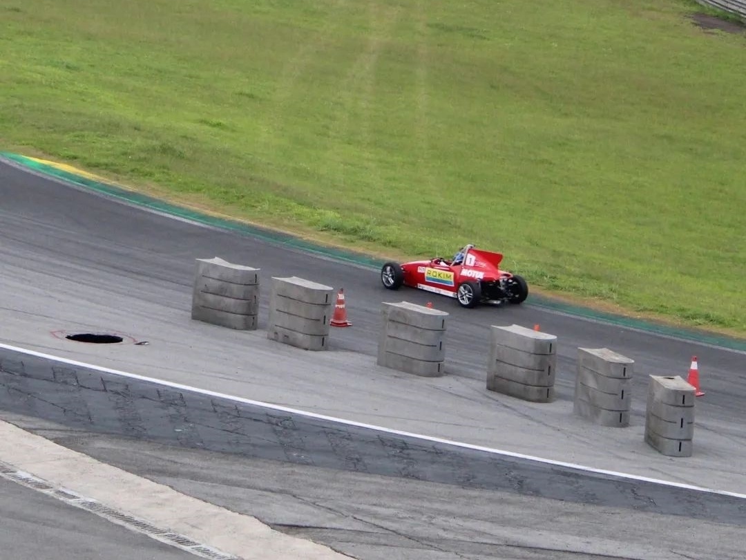 Sente a vibe de como é uma corrida no autódromo de Interlagos na categ