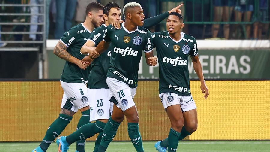 Danilo, do Palmeiras, comemora seu gol em partida contra o Corinthians no Allianz Parque - Marcello Zambrana/ AGIF