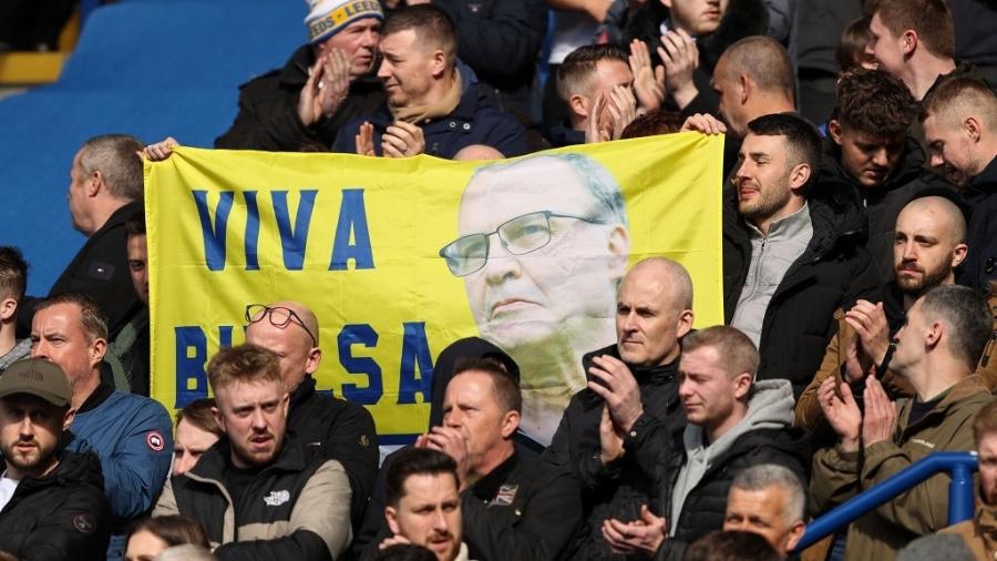 Torcedores do Leeds United exibem faixa de agradecimento a Marcelo Bielsa em jogo do Inglês, em março - James Williamson - AMA/Getty Images